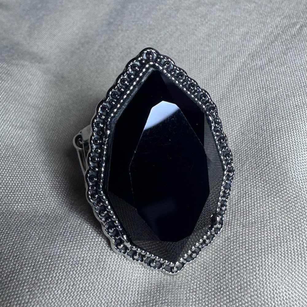Elegant Black Gemstone Ring